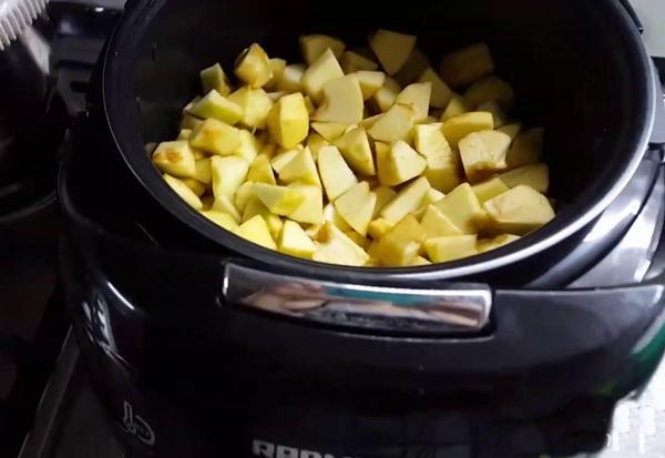 Apples in a slow cooker