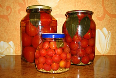 tomàquets amb llavors de mostassa en pots sobre la taula