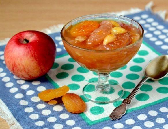 Jablečný džem se sušenými meruňkami, mandlemi a Amarettem