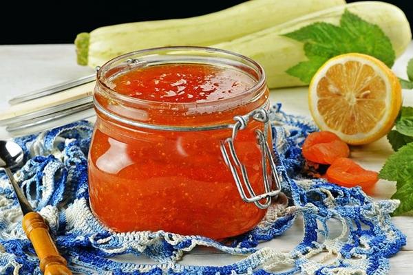 Zucchini-Marmelade mit getrockneten Aprikosen