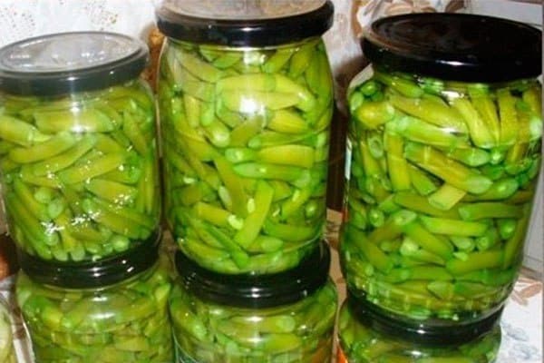 zelené fazolky ve sklenici 