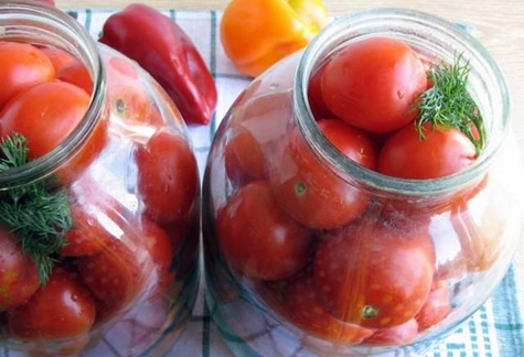 Tomates búlgaros em uma jarra