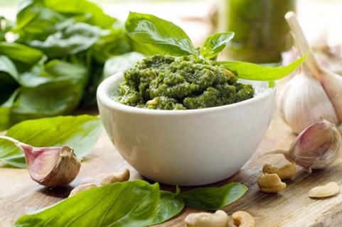 Pesto in einer Schüssel auf dem Tisch