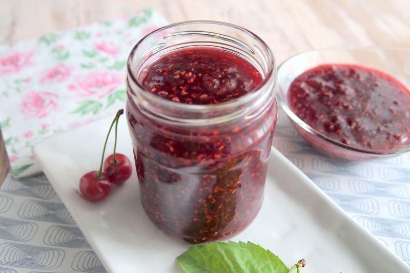 Marmelade mit Kirschen und Johannisbeeren 