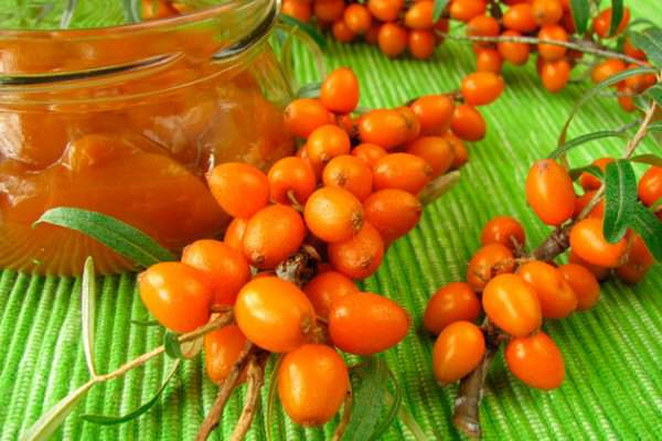 Sanddorn und ein Glas Marmelade 