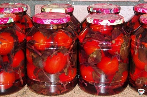 rajčata s bazalkou ve sklenicích