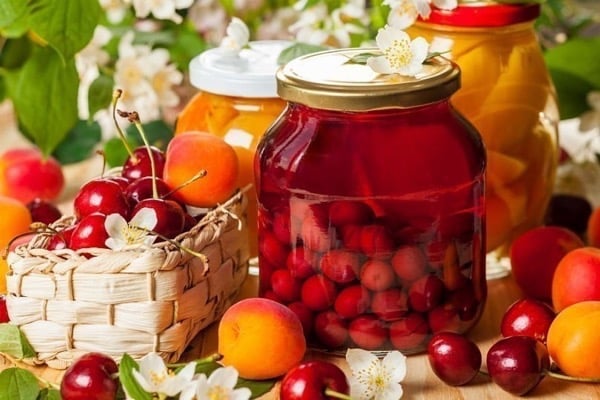 compote de cerises dans un pot