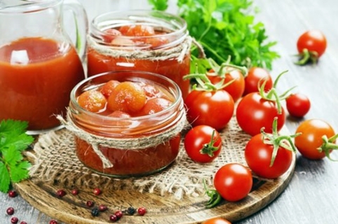 Kirschtomaten im eigenen Saft auf dem Tisch