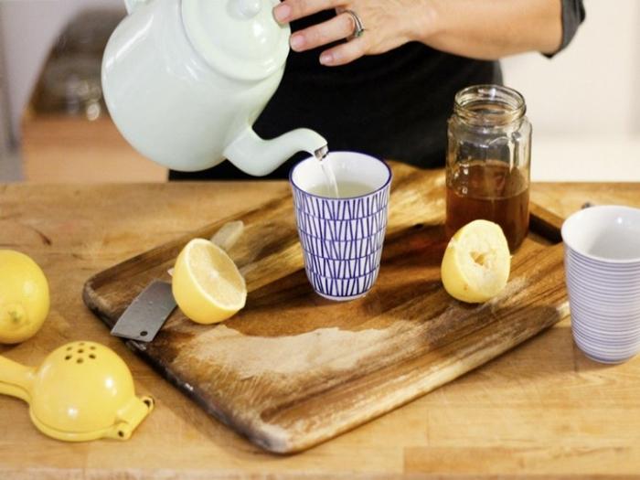 Kann man Honig mit kochendem Wasser übergießen?