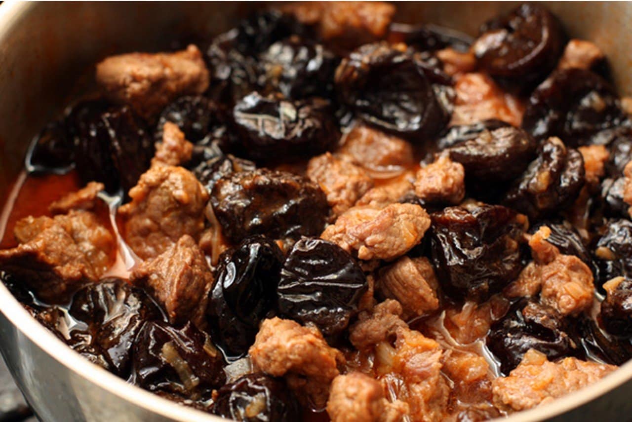 Estofat de vedella amb ceps i prunes