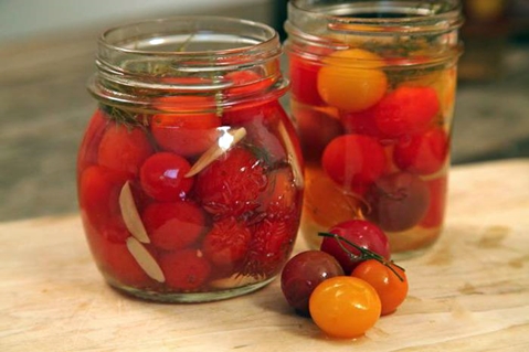 lehce osolená cherry rajčata ve sklenicích