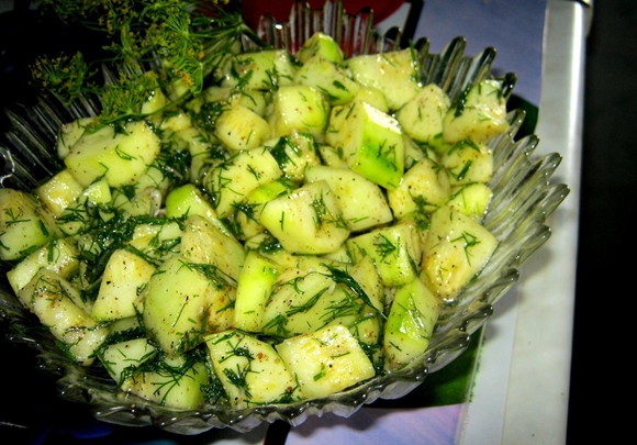 Geschilde courgette in een bord