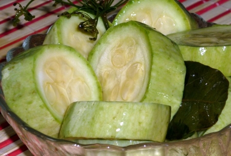 syltede zucchini i en skål