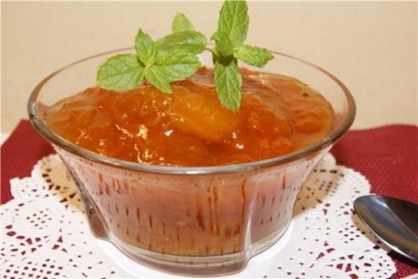 Zucchini-Marmelade aus gehacktem Gemüse