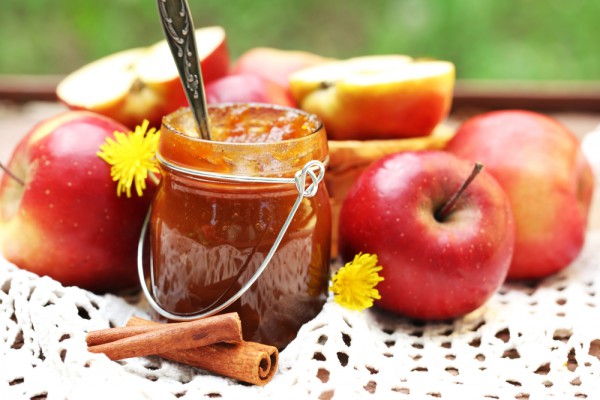 Apple jam with cinnamon