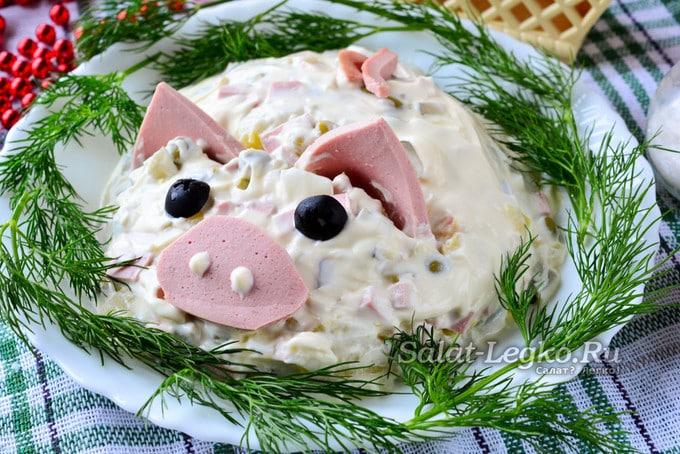 Receita de salada com símbolo de ano novo em forma de porco