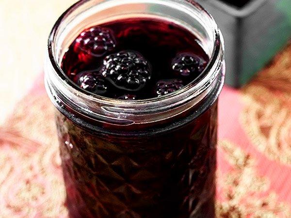 schwarze Himbeermarmelade