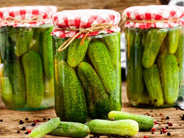 Mabilis na recipe para sa crispy lightly salted cucumber sa isang garapon