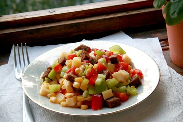 Salad tiêu, phô mai và ngô