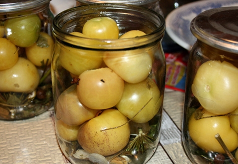 Physalis mit Knoblauch in einem Glas