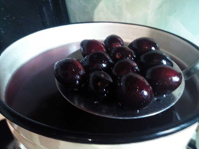 mga plum sa syrup 