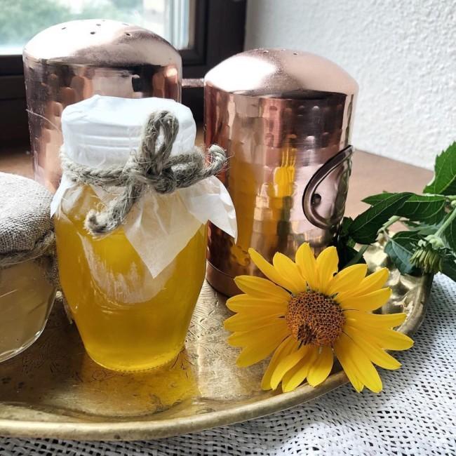 slunečnicový med na stole
