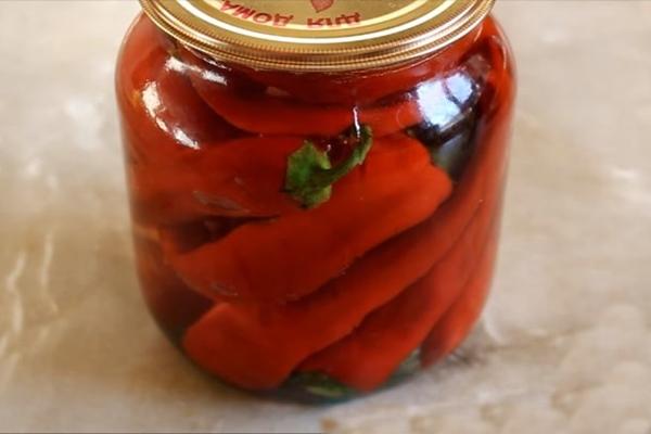 pimientos picantes en escabeche para el invierno