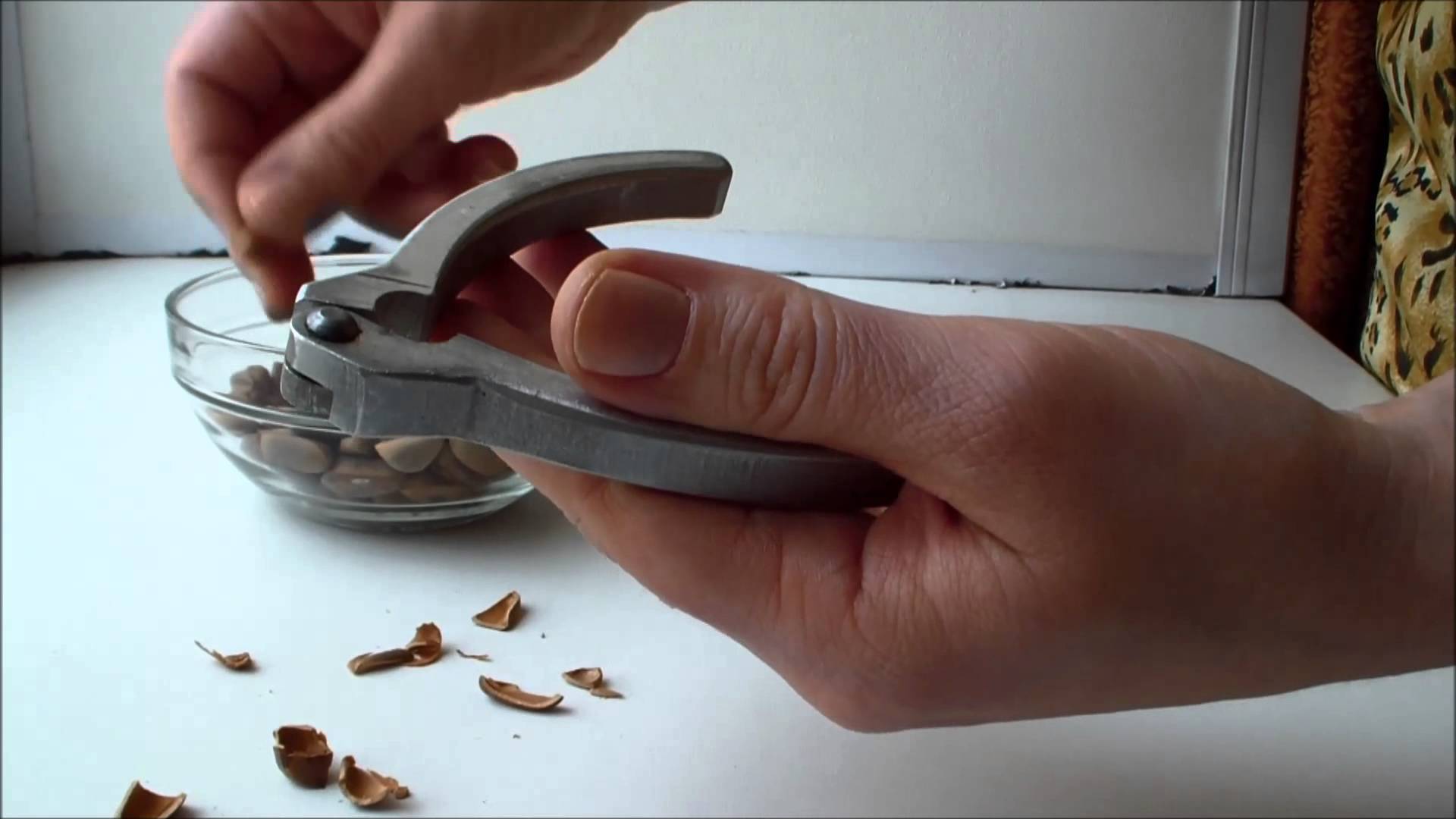 How to quickly peel pine nuts device 