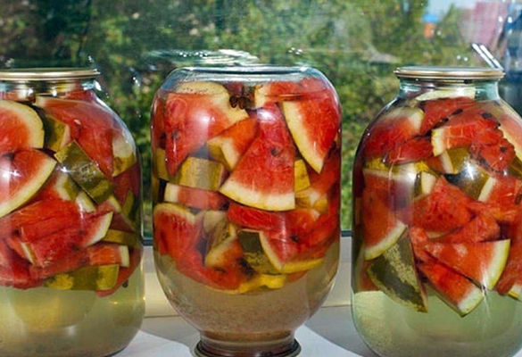 Gläser mit eingelegten Wassermelonen auf der Fensterbank 