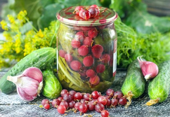 Gläser mit Gurken und Stachelbeeren