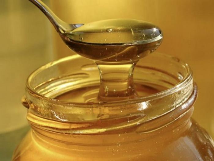 Je možné zalít med vroucí vodou?