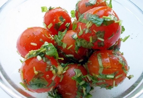 tomates cherry ligeramente salados con hierbas