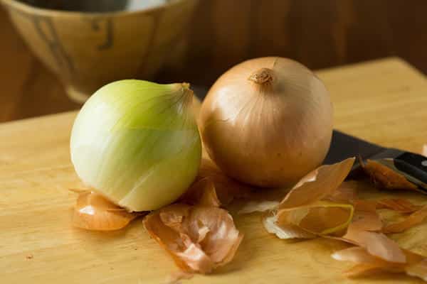 pelures d'oignons sur la table