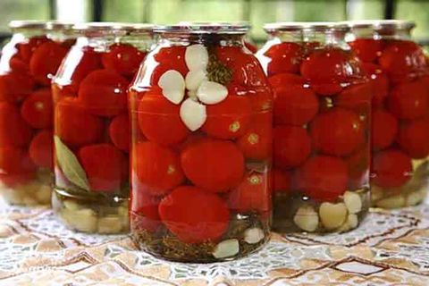 rajčata ve sklenicích