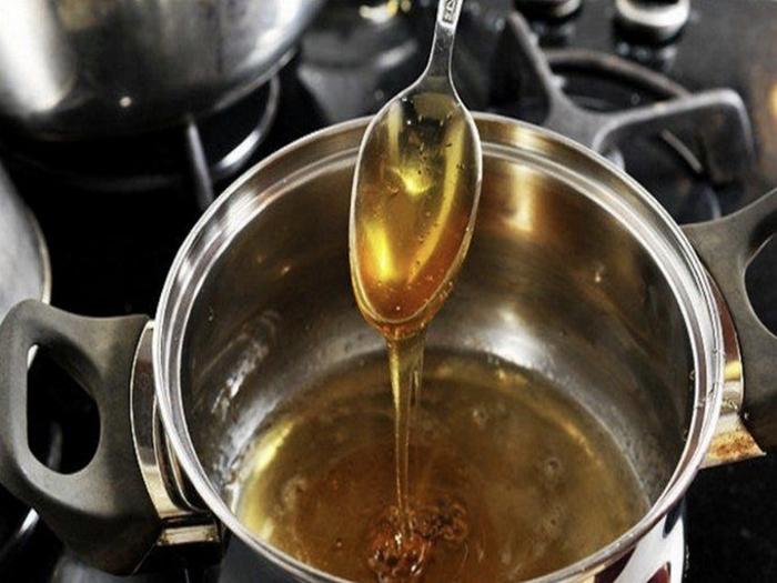 Je možné zalít med vroucí vodou?