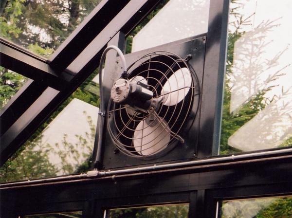 Ventilatie in een kippenhok van polycarbonaat