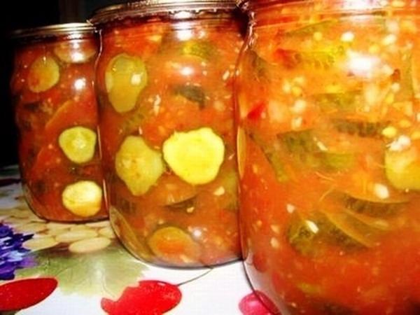 Pikantní okurky v rajčatovo-česnekové omáčce
