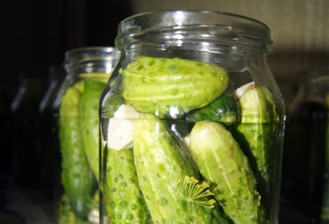 mga baby cucumber na may citric acid sa isang garapon