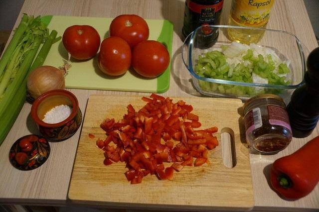 salad ng kamatis at pulang paminta 