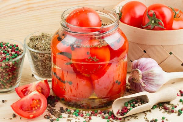 tomate e pimenta em uma jarra