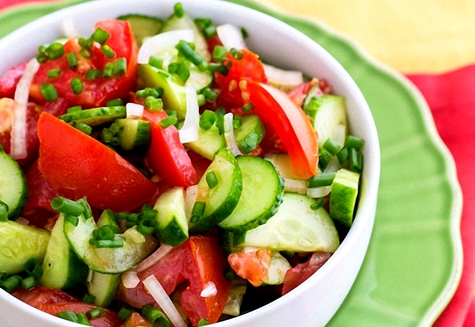 salad na may mga kamatis at mga pipino