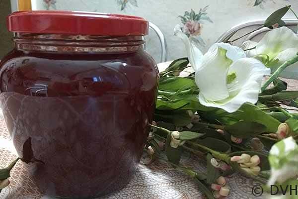 Mermelada de cornejo en un frasco 