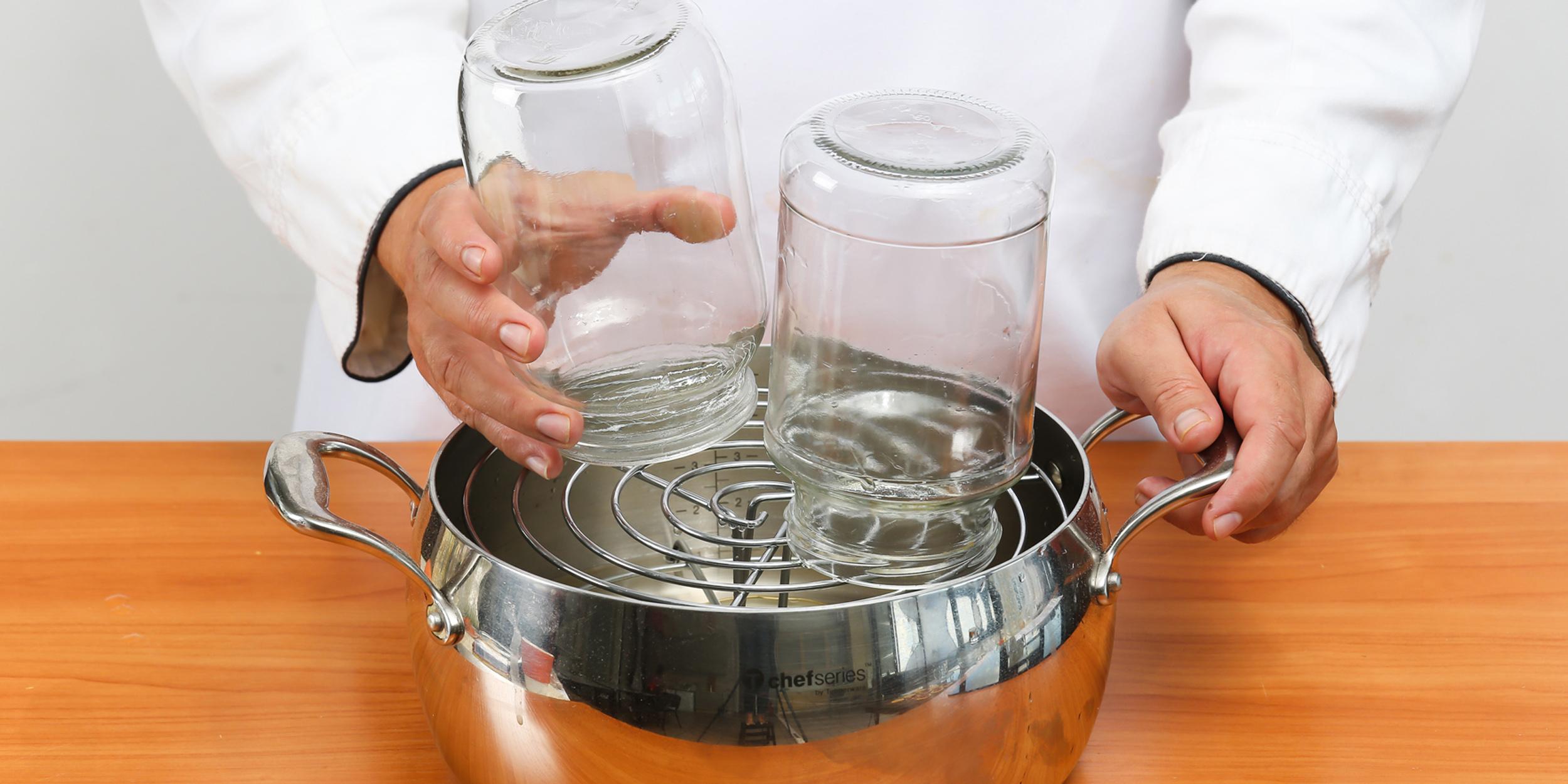 Potřebujete sterilizovat sklenice na kompot?