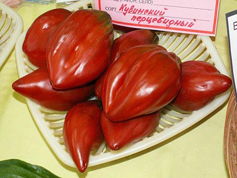 Tomate cubano en un plato