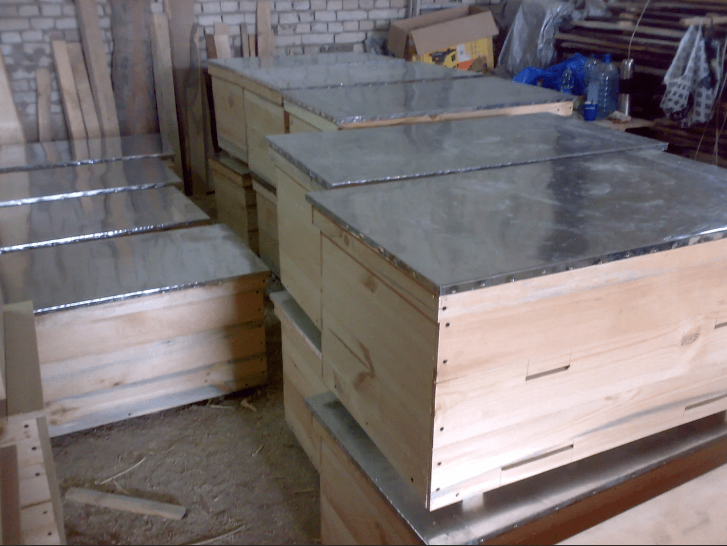 Beehive bed for 24 frames