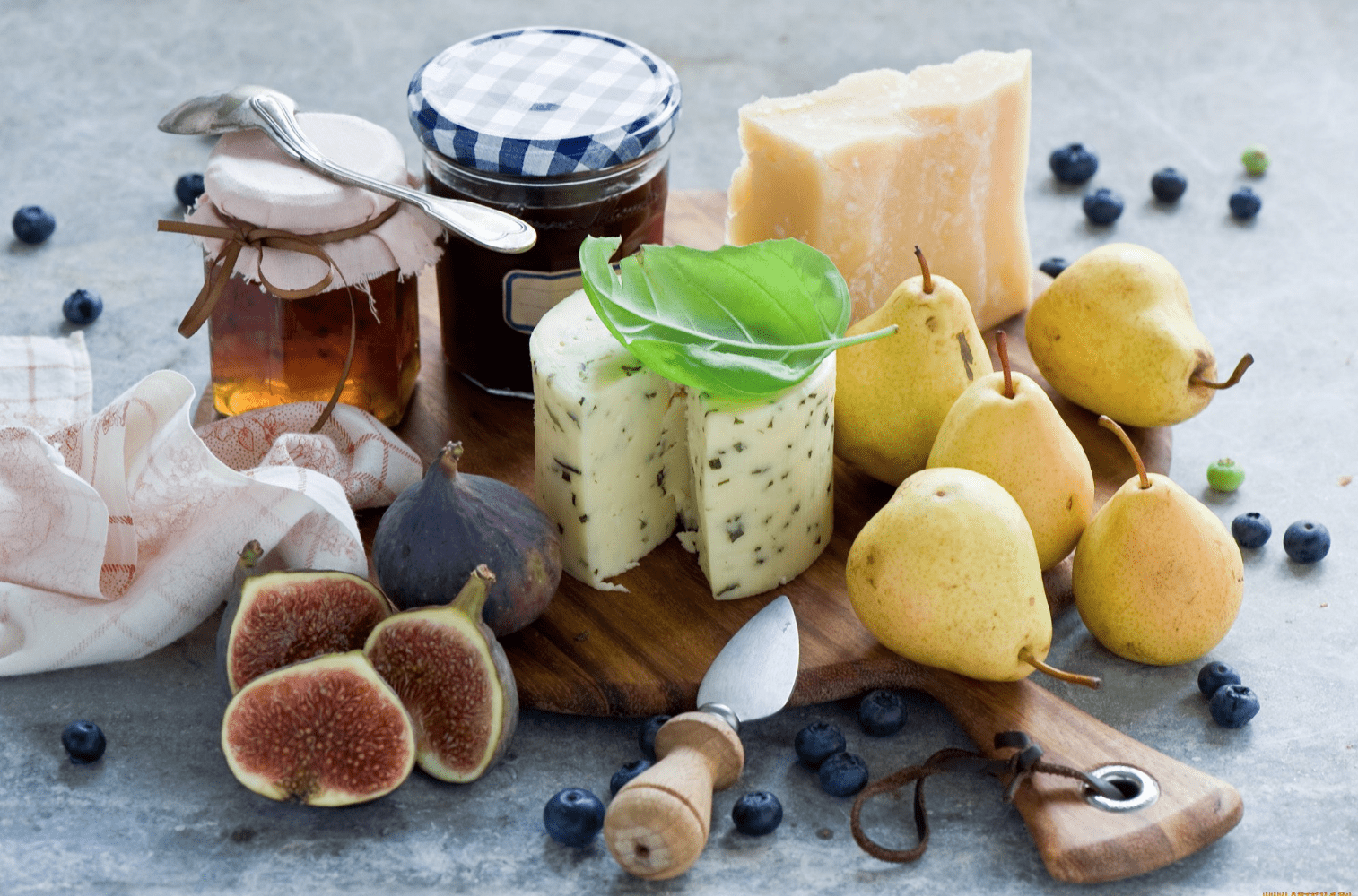 Mel com queijo, fruta e compota