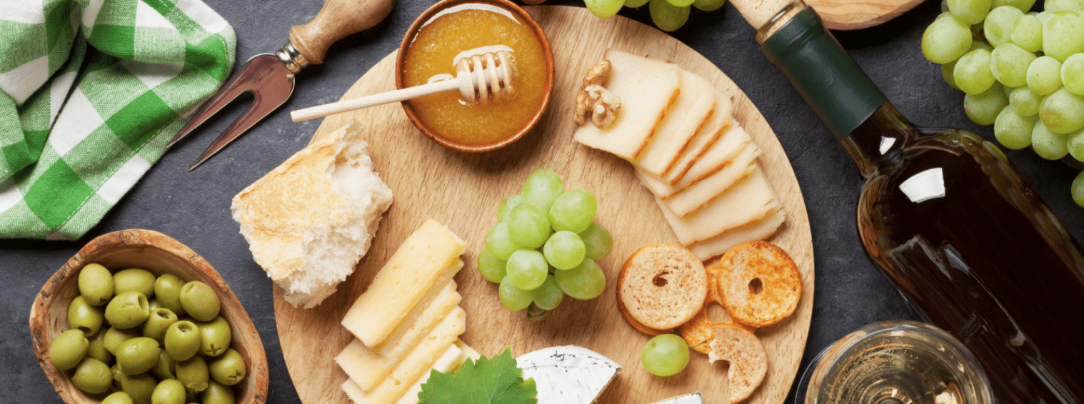 Sýrový talíř s vínem a medem 