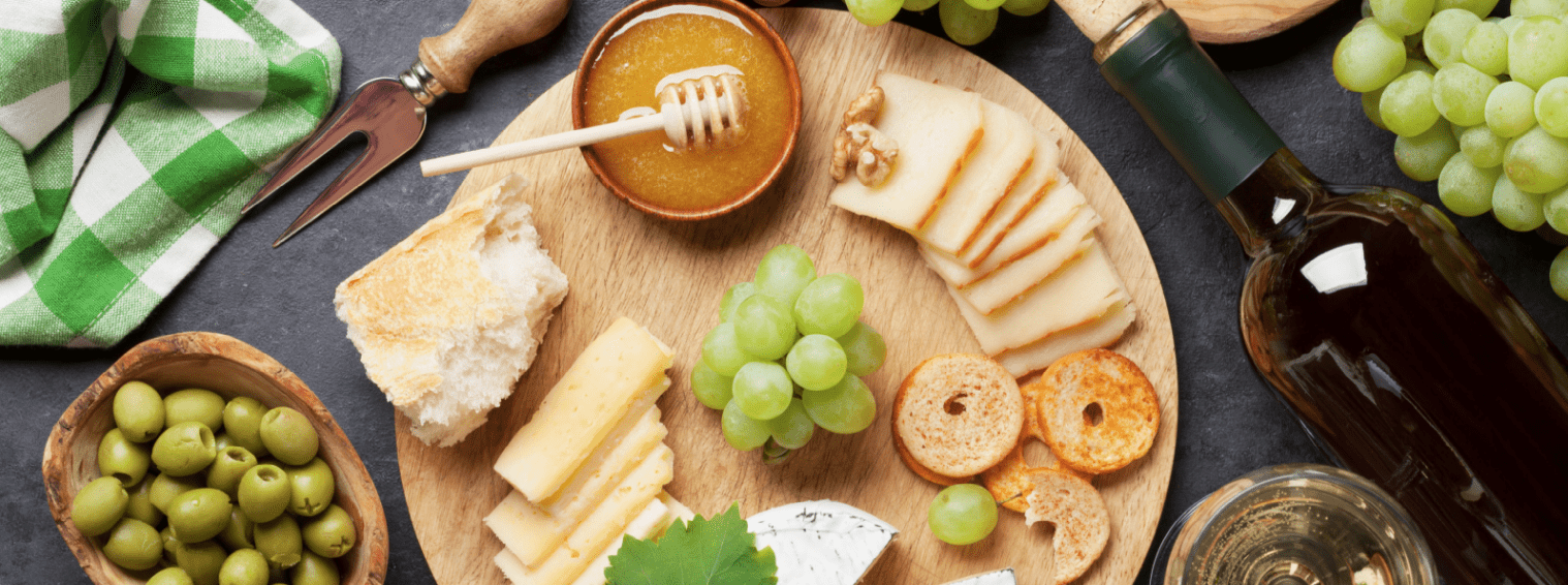 Prato de queijo com vinho e mel 