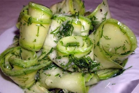 Zucchini mit Honig und Knoblauch auf einem Teller