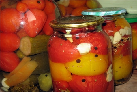 Polnische Tomaten in einem Glas auf dem Tisch